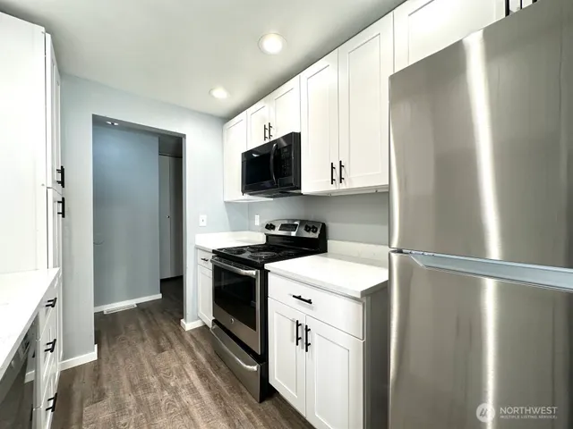 $2,100 | 9807 Northeast 124th Street, Unit 204, Kirkland, WA 98034