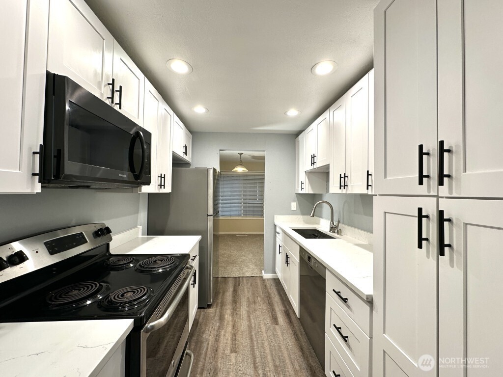 9807 Northeast 124th Street, Unit 204 Kirkland, WA 98034 - Photo 7 of 20