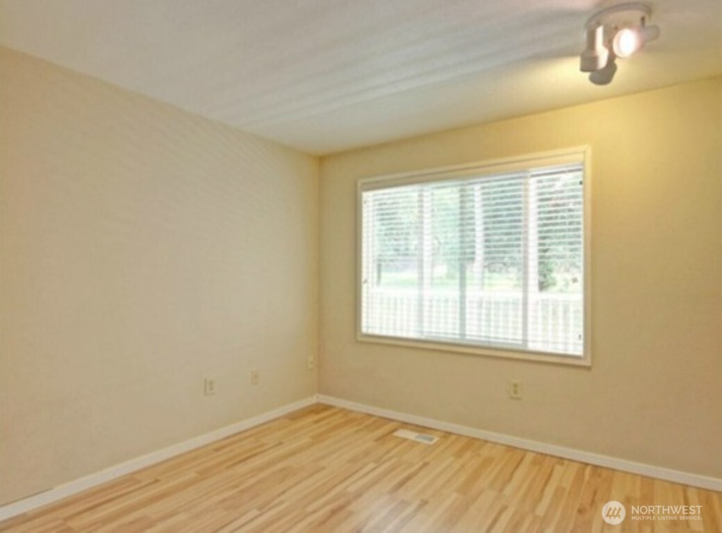 9807 Northeast 124th Street, Unit 204 Kirkland, WA 98034 - Photo 8 of 20