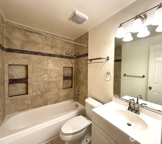 $2,100 | 9807 Northeast 124th Street, Unit 204, Kirkland, WA 98034