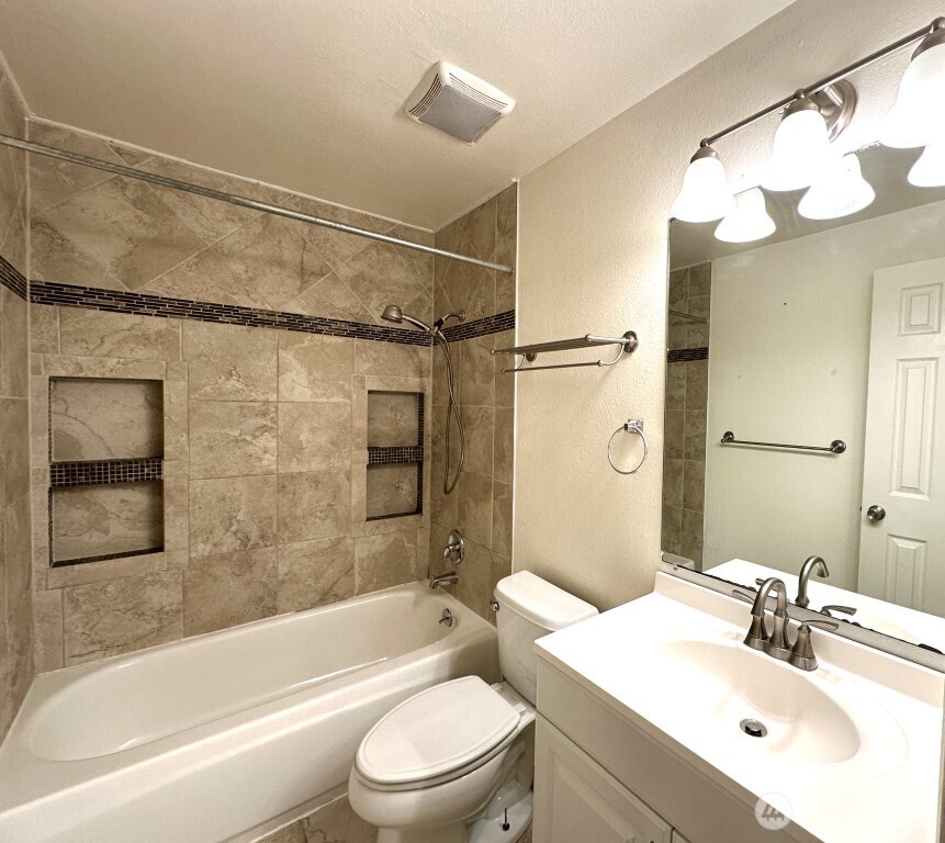 9807 Northeast 124th Street, Unit 204 Kirkland, WA 98034 - Photo 9 of 20