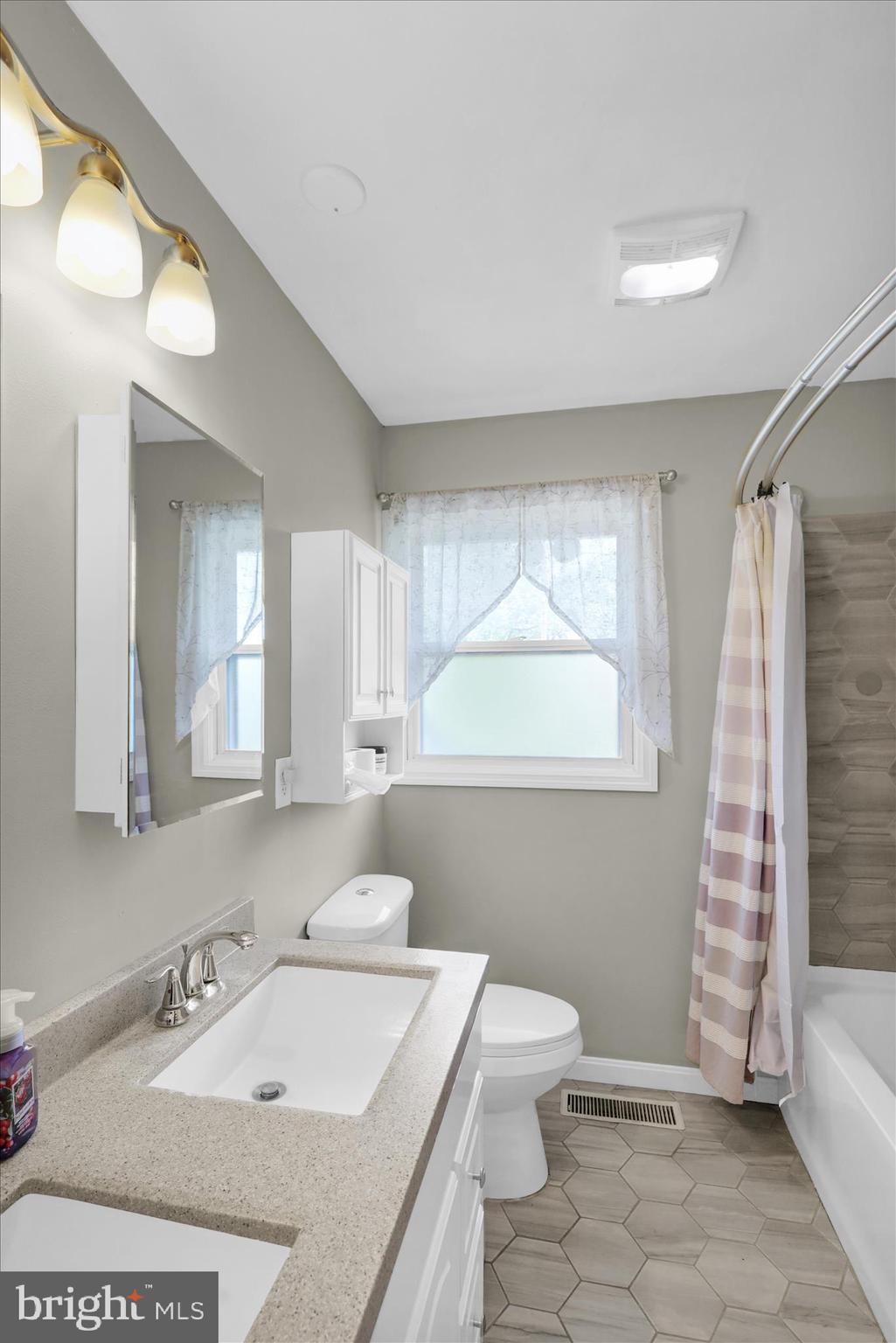 108 Center Lane Reading, PA 19606 - Photo 13 of 36 Full Bath