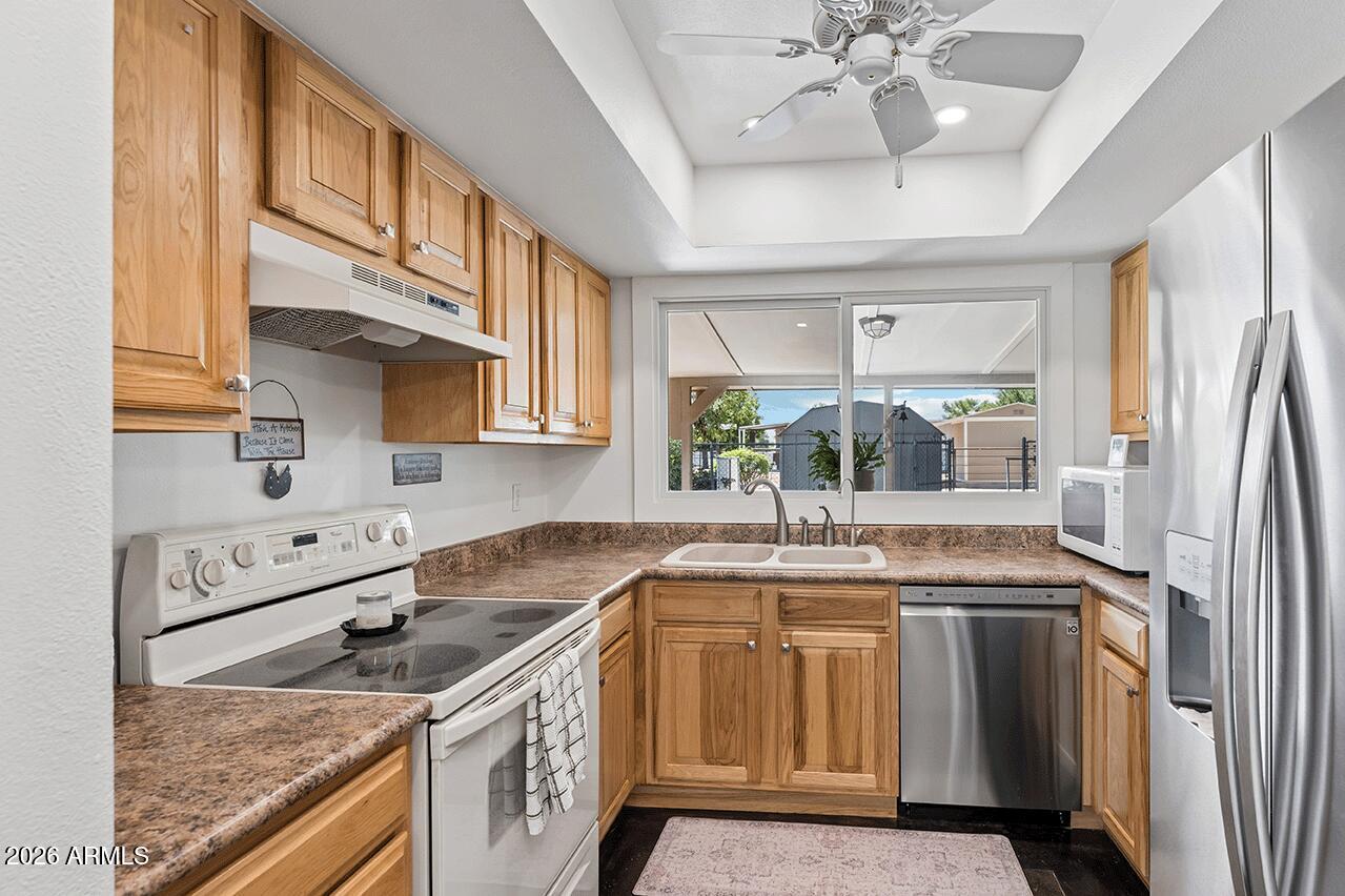 4701 West Greenway Road Glendale, AZ 85306 - Photo 4 of 31 Kitchen