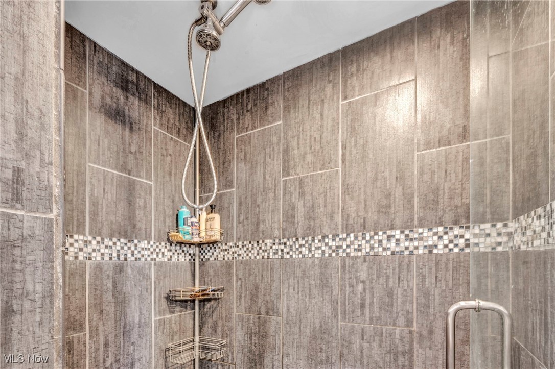 6984 Warren - Sharon Road Brookfield, OH 44403 - Photo 24 of 46 Bathroom featuring tiled shower