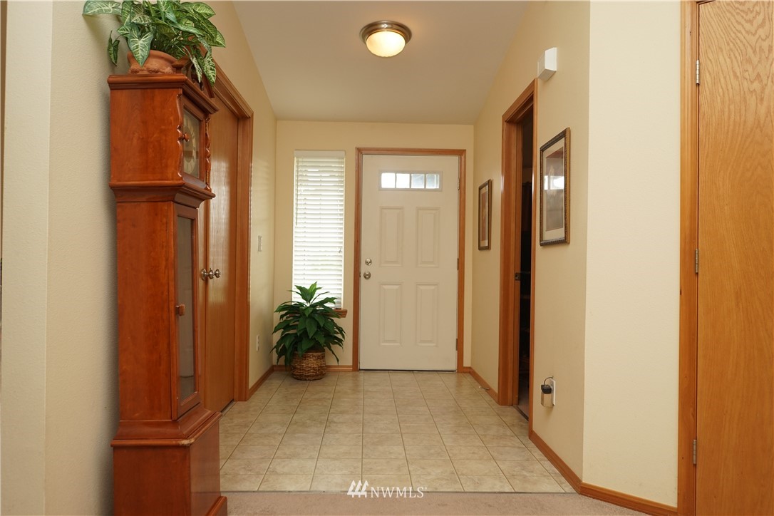 16823 Leitner Road Southwest Rochester, WA 98579 - Photo 8 of 31 view of entryway with livingroom
