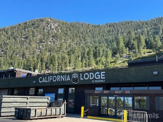 a sign that is sitting in the middle of a yard