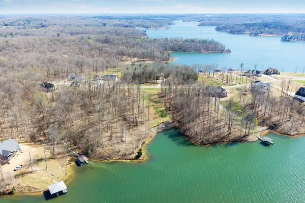 $689,900 | 196 Sportsman Cove, Huntingdon, TN 38344