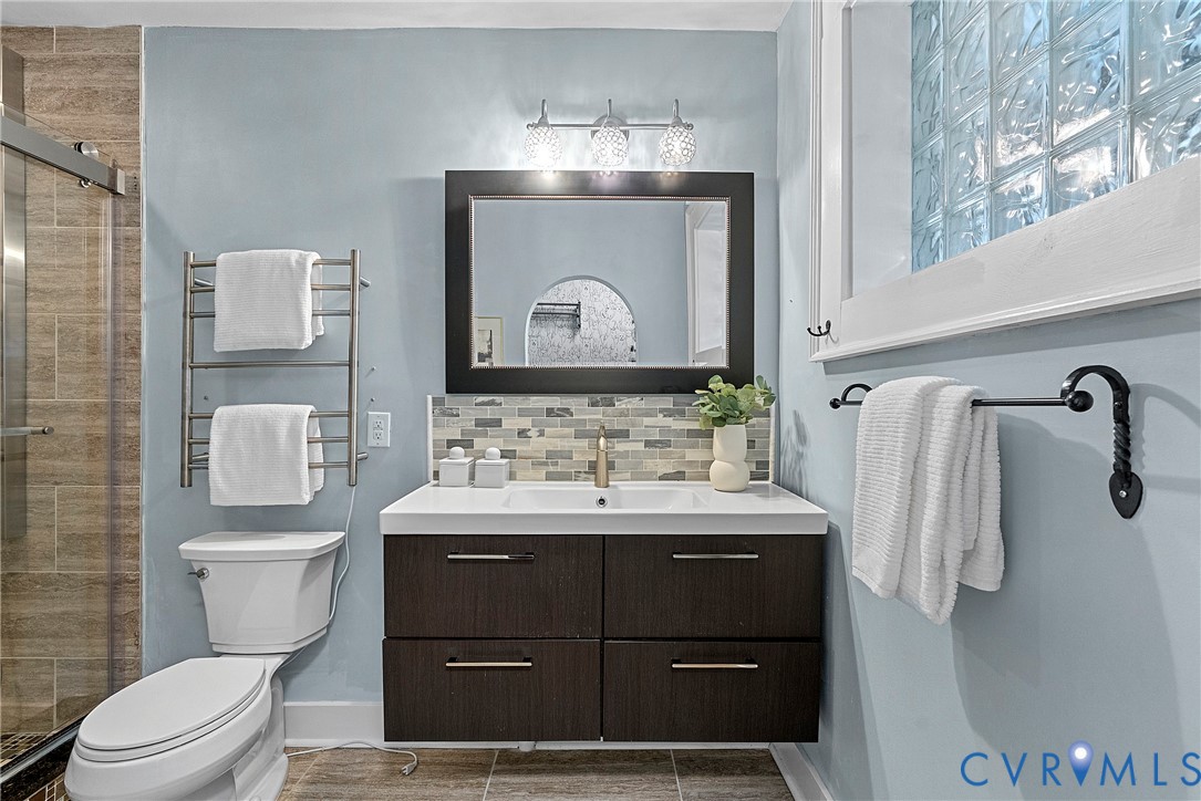 803 Spottswood Road Richmond, VA 23220 - Photo 18 of 50 a bathroom with a toilet sink and mirror