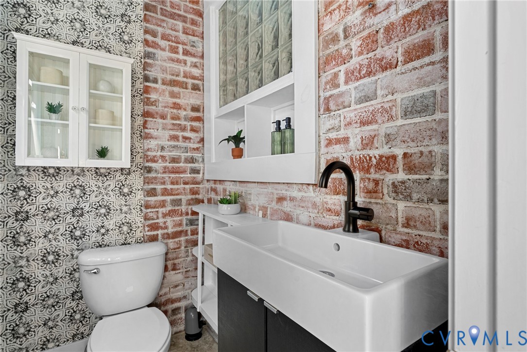 803 Spottswood Road Richmond, VA 23220 - Photo 20 of 50 a bathroom with a sink and a toilet