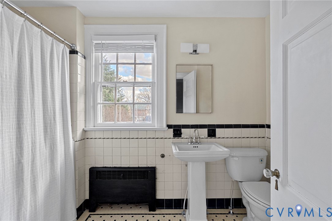 803 Spottswood Road Richmond, VA 23220 - Photo 26 of 50 a bathroom with a sink a toilet and a mirror