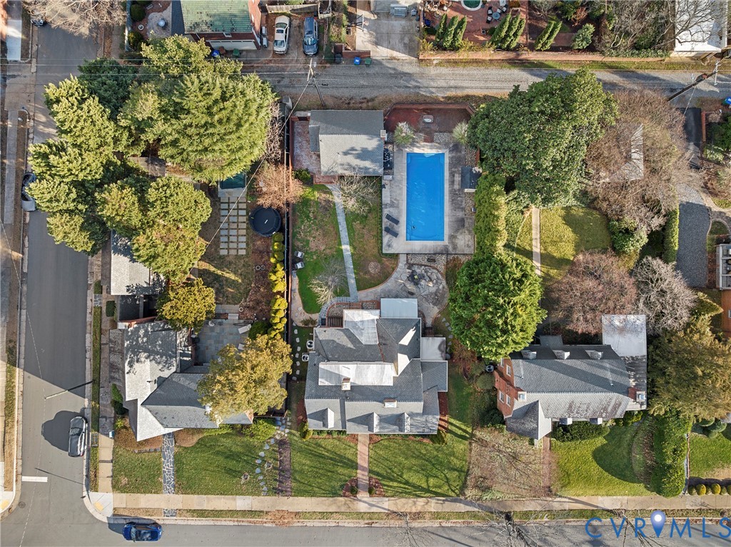 803 Spottswood Road Richmond, VA 23220 - Photo 48 of 50 a front view of a house with a garden
