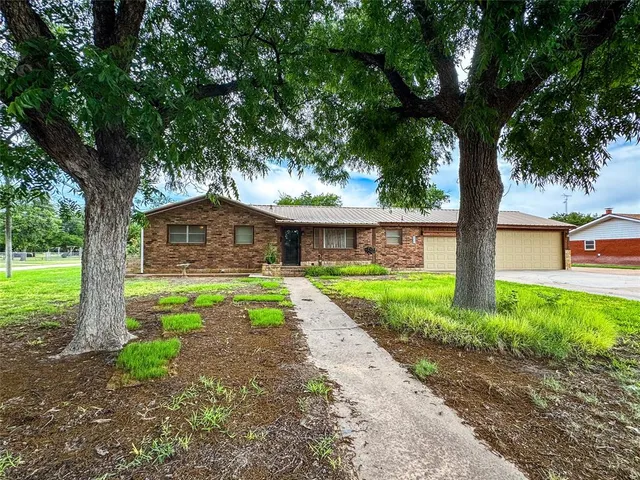 a view of a house with a backyard