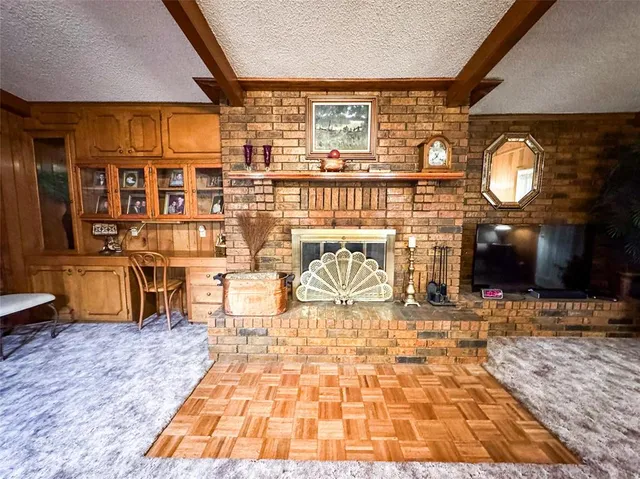a living room filled with table and chairs