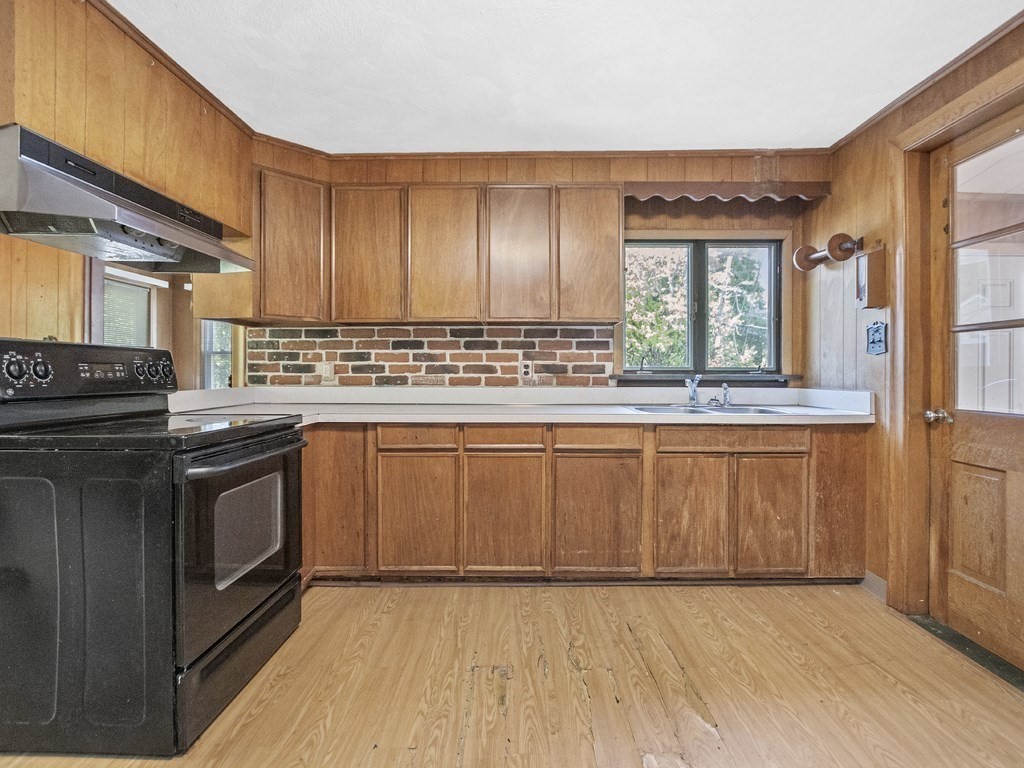 156 Hardy Pond Road Waltham, MA 02451 - Photo 7 of 39