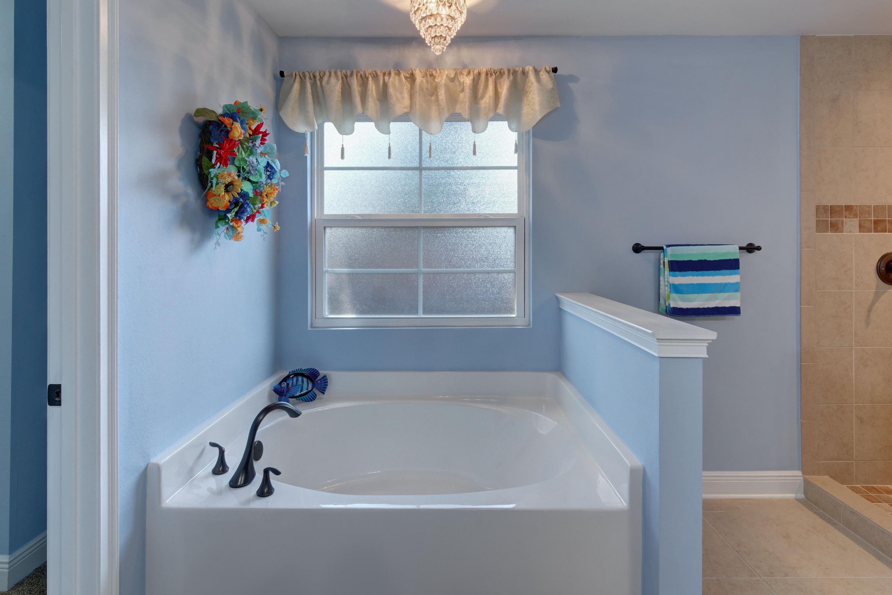 2592 Crescent Road Navarre, FL 32566 - Photo 33 of 67 a bathroom with a tub and window