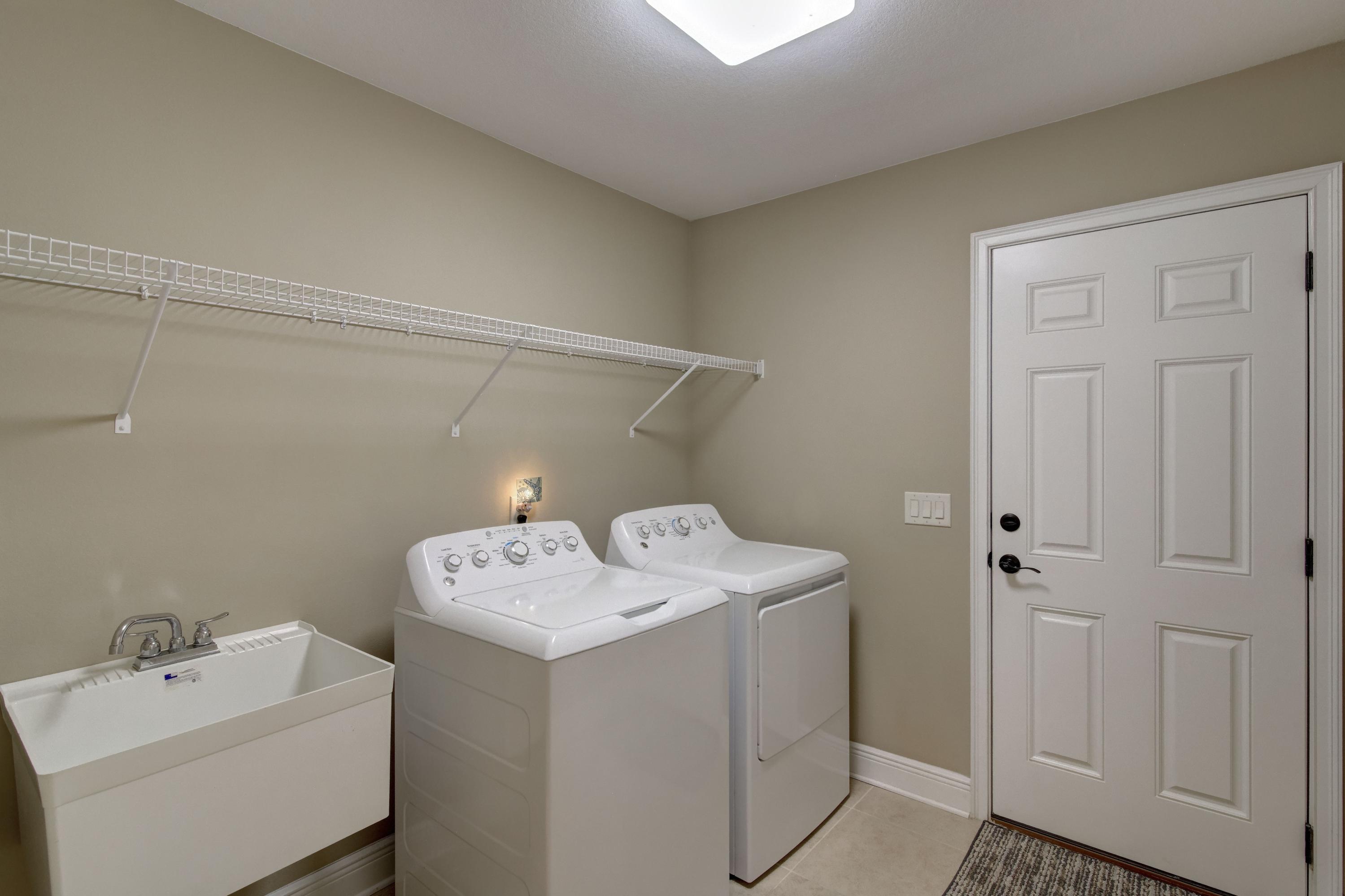 2592 Crescent Road Navarre, FL 32566 - Photo 48 of 67 a utility room with dryer and washer