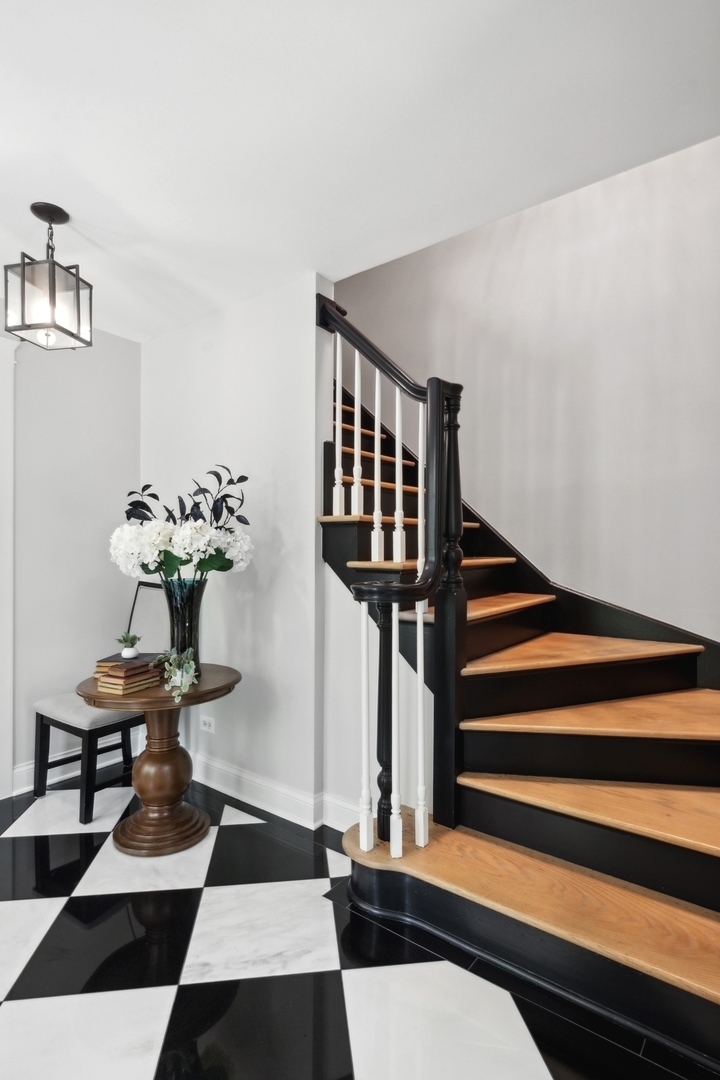 1235 Valley Road Deerfield, IL 60015 - Photo 4 of 38 Gallery Image 4
