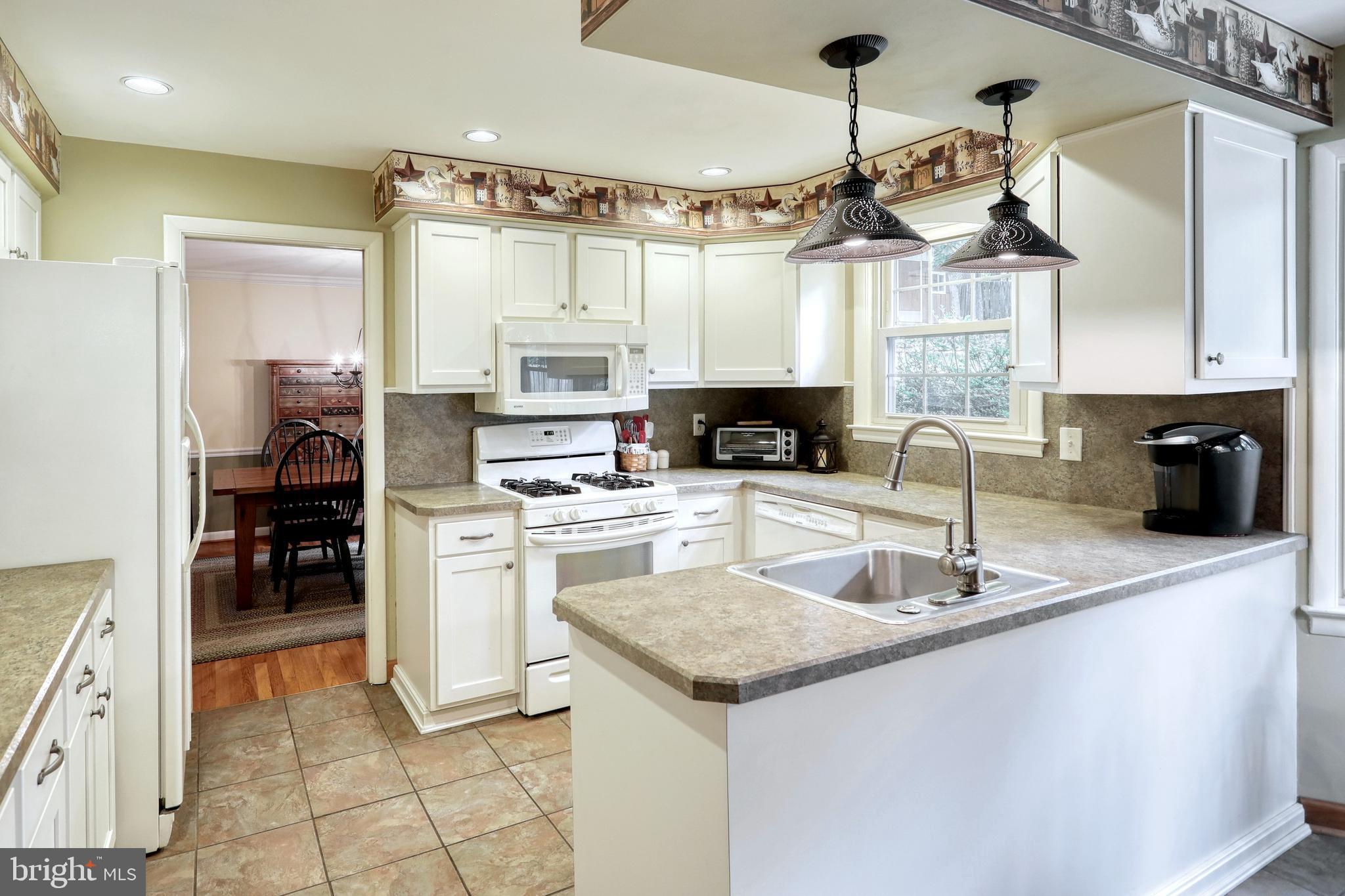 685 Cortleigh Drive York, PA 17402 - Photo 9 of 40 Gallery Image 9