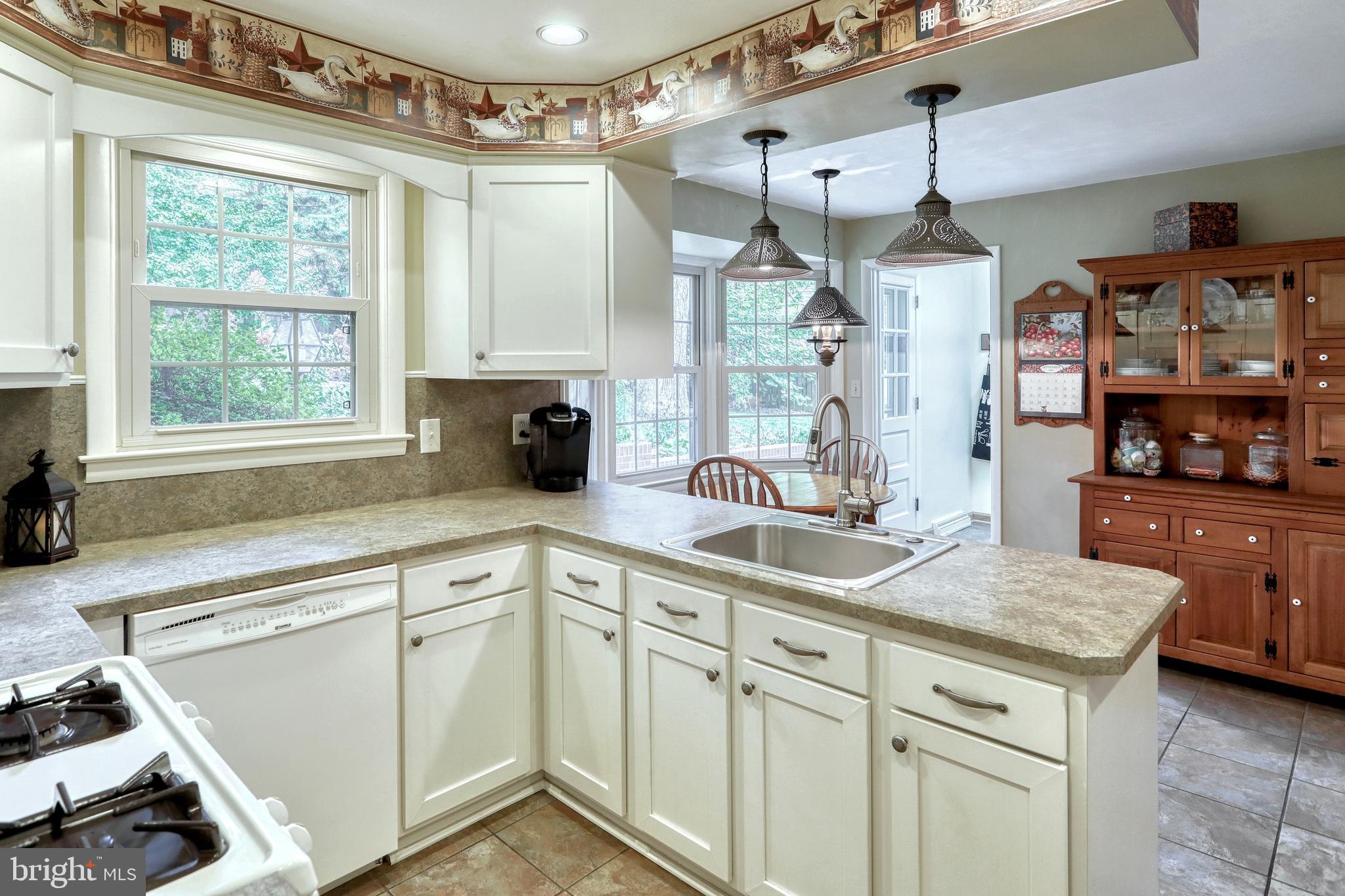 685 Cortleigh Drive York, PA 17402 - Photo 10 of 40 Gallery Image 10