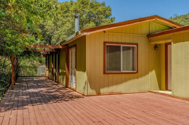 a view of a yard with a tree