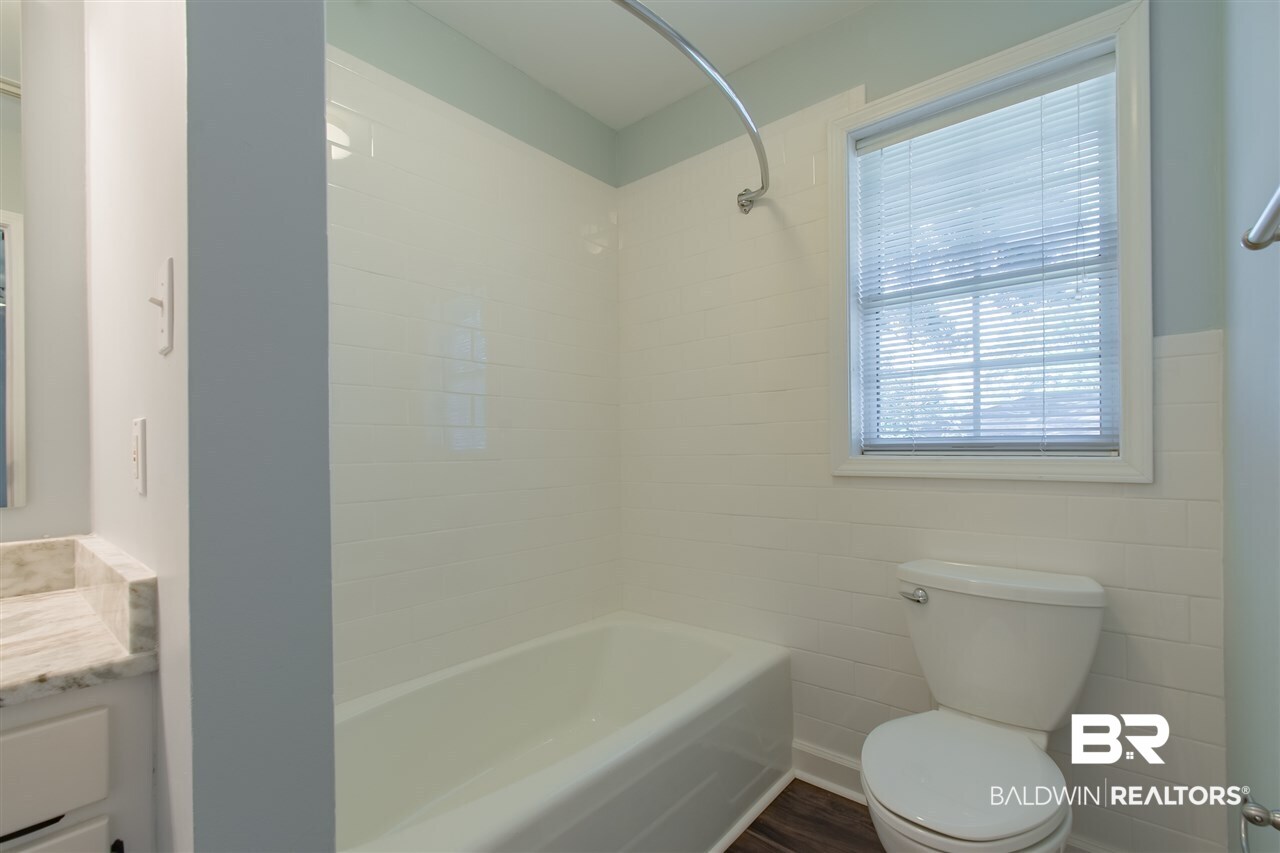 121 Pineridge Road Daphne, AL 36526 - Photo 25 of 41 Tub-Shower combo in Maste