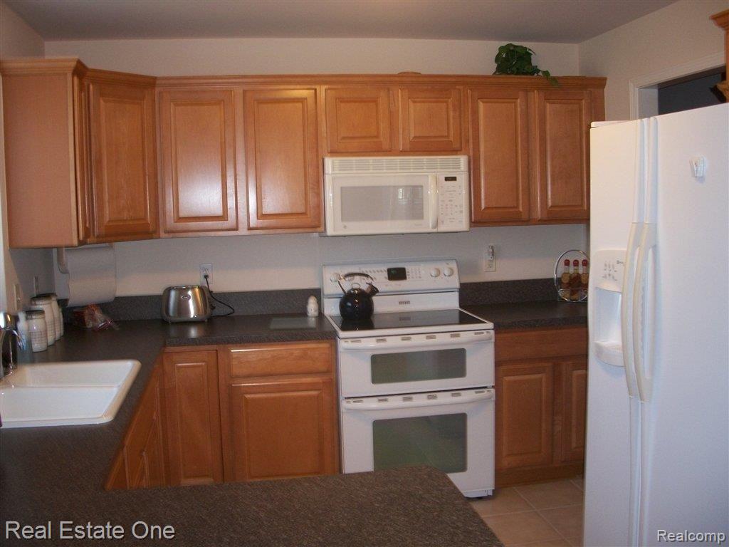 742 Shortridge Avenue Rochester, MI 48307 - Photo 5 of 15 Kitchen.JPG