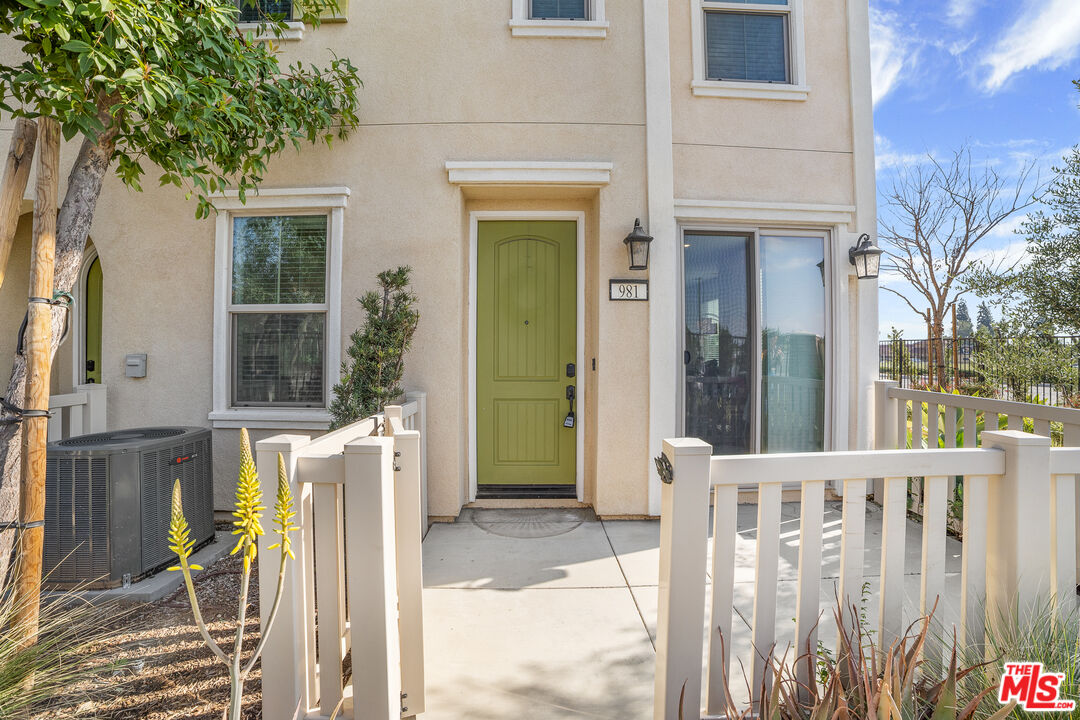 981 West Clover Avenue Rialto, CA 92376 - Photo 2 of 29