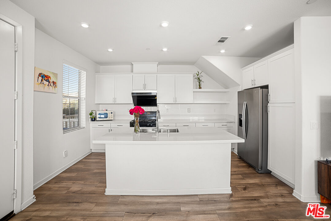 981 West Clover Avenue Rialto, CA 92376 - Photo 4 of 29