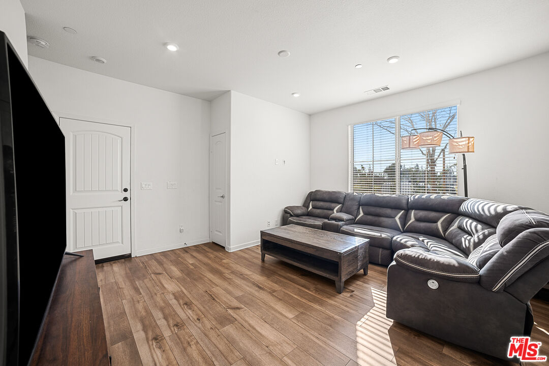 981 West Clover Avenue Rialto, CA 92376 - Photo 8 of 29