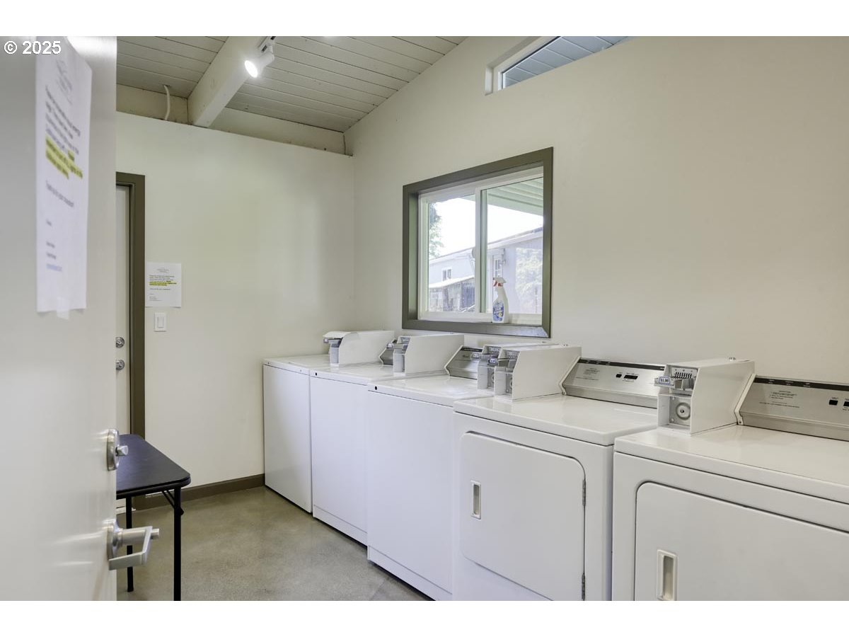 1901 Southeast Minter Bridge Road, Unit 62 Hillsboro, OR 97123 - Photo 17 of 22 Deck