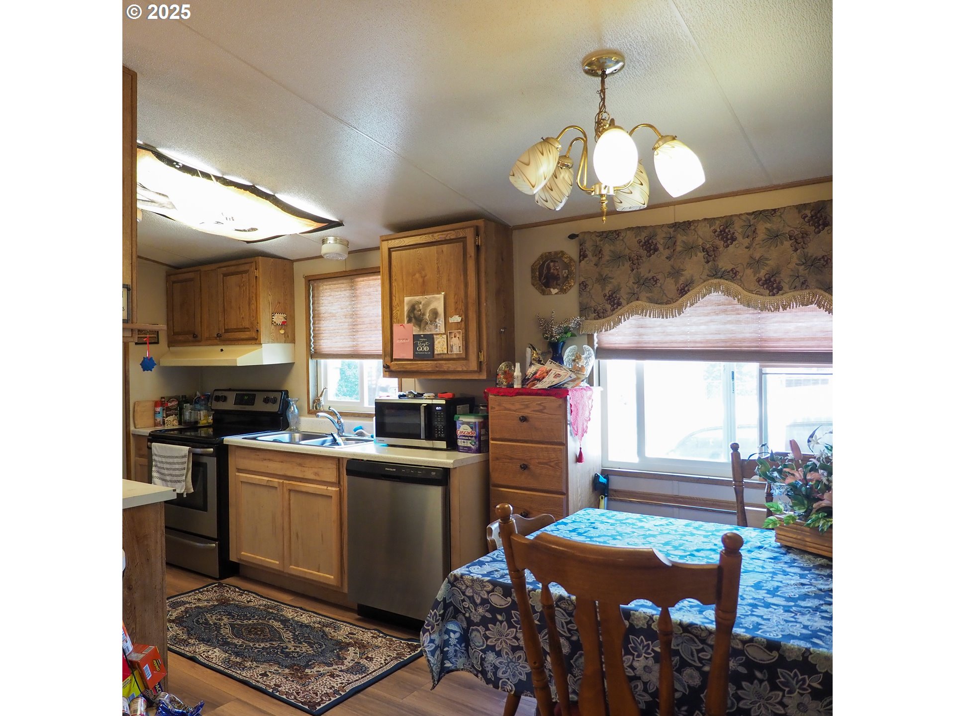 1901 Southeast Minter Bridge Road, Unit 62 Hillsboro, OR 97123 - Photo 5 of 22 Living Room