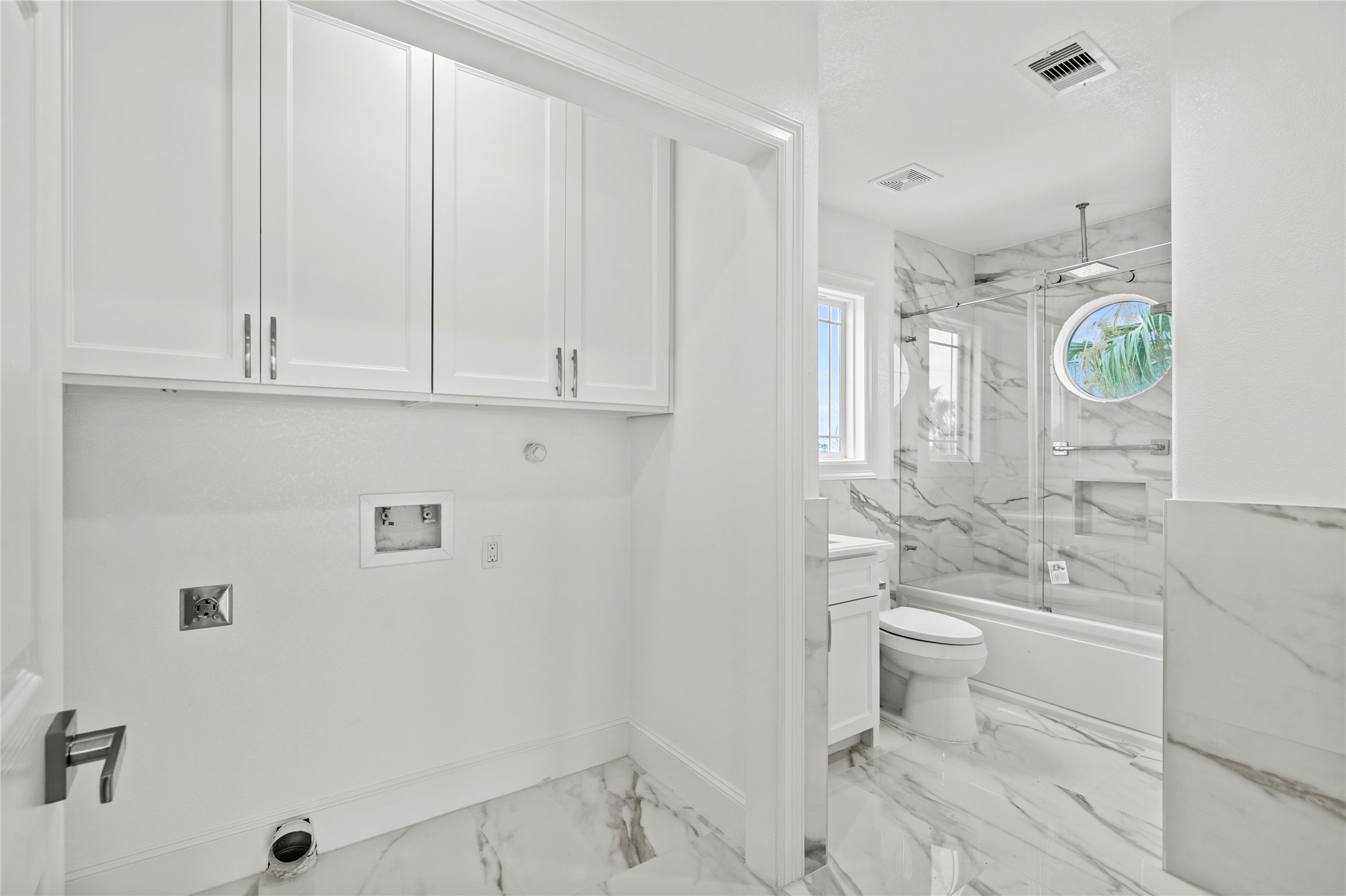 407 Isles End Road Tiki Island, TX 77554 - Photo 14 of 34 a bathroom with a toilet a sink and bathtub