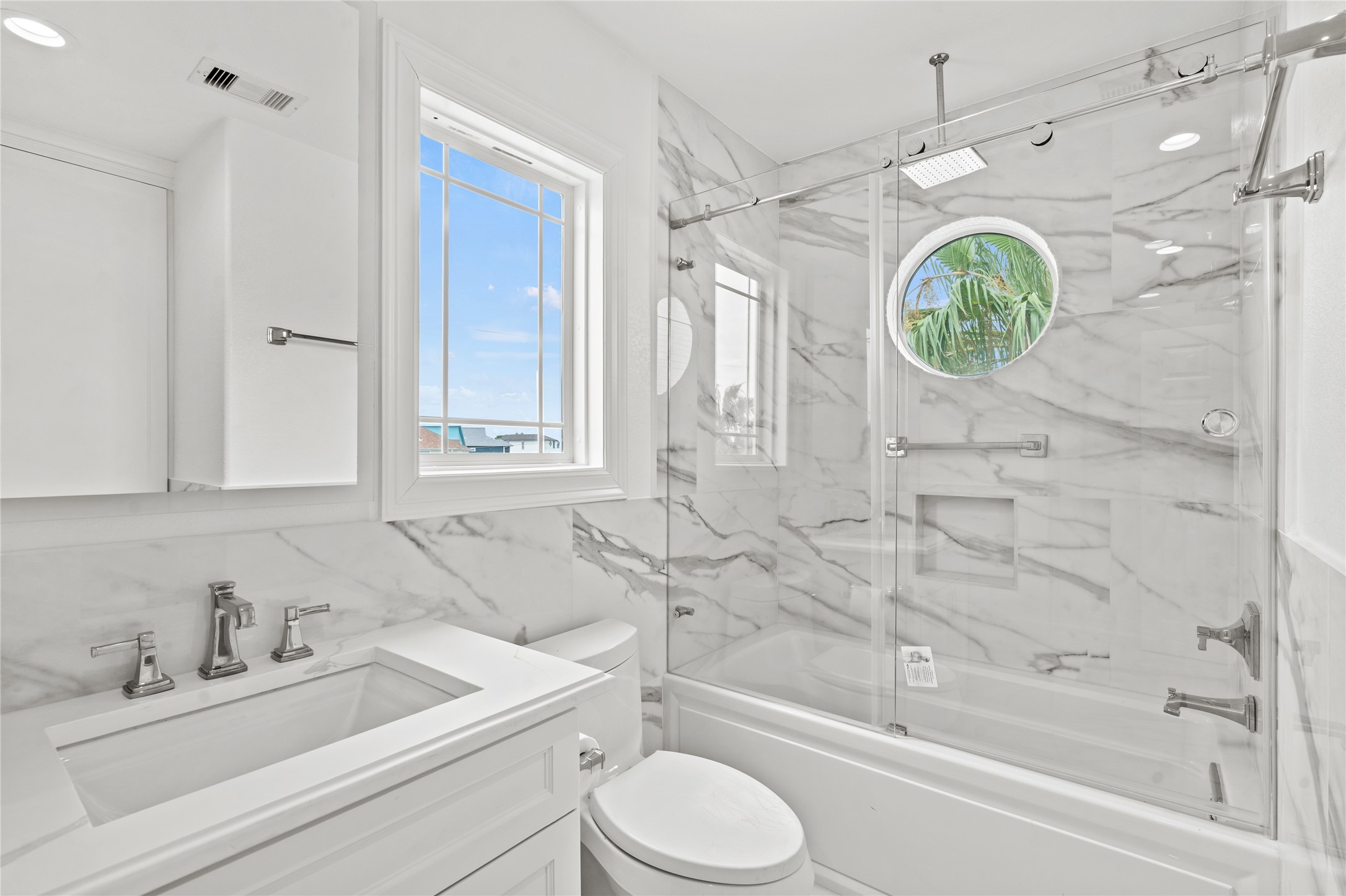 407 Isles End Road Tiki Island, TX 77554 - Photo 15 of 34 a bathroom with a sink a toilet and bathtub