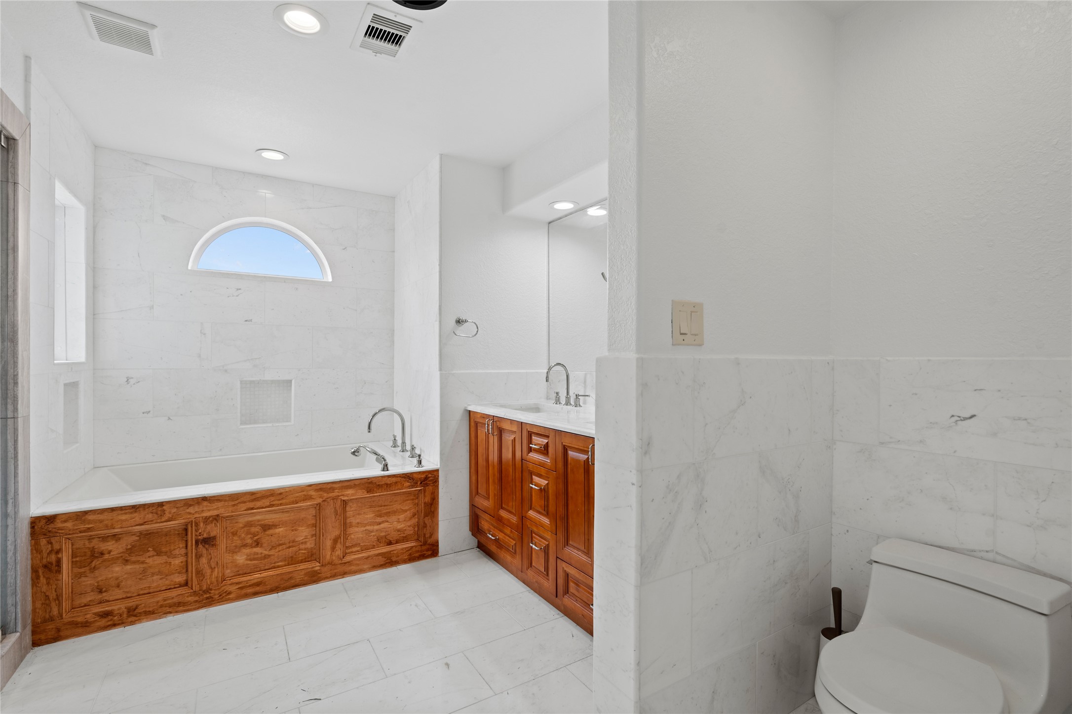 407 Isles End Road Tiki Island, TX 77554 - Photo 28 of 34 a bathroom with a tub a toilet and a sink
