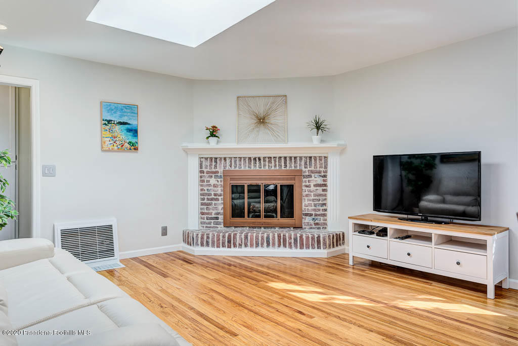 10338 Helendale Avenue Tujunga, CA 91042 - Photo 6 of 25 10338 Helendale Ave-MLS-010