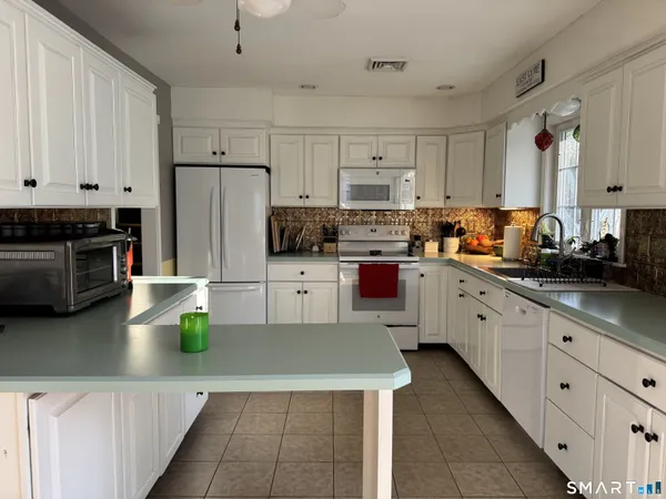 $3,300 | 15 Brookfield Drive, East Lyme, CT 06333