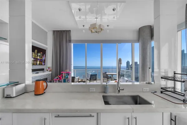 $2,900,000 | 900 Brickell Key Boulevard, Unit 2904, Miami, FL 33131