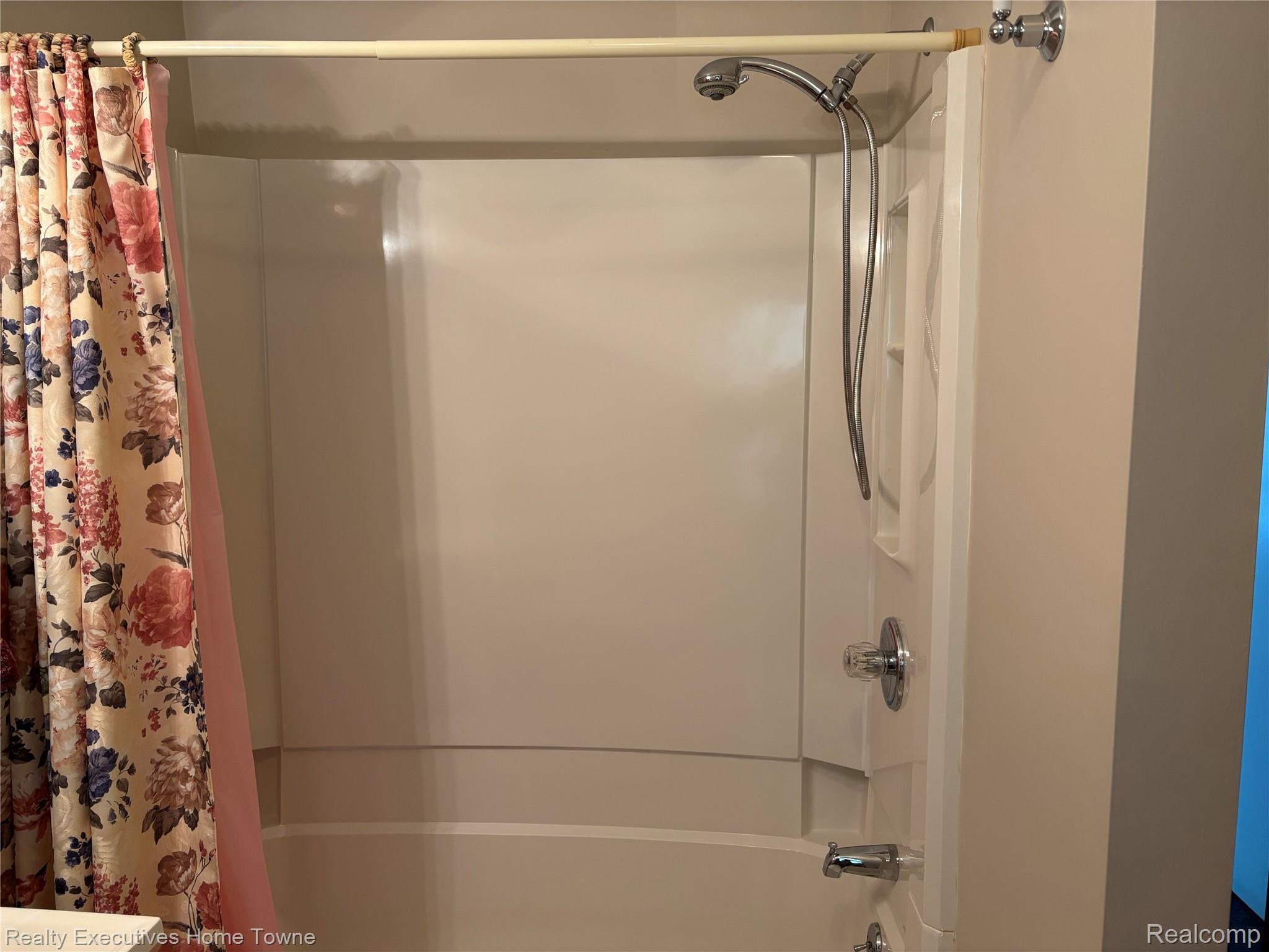 1782 Maple Road Smiths Creek, MI 48074 - Photo 18 of 30 Bathroom with shower / bath combo