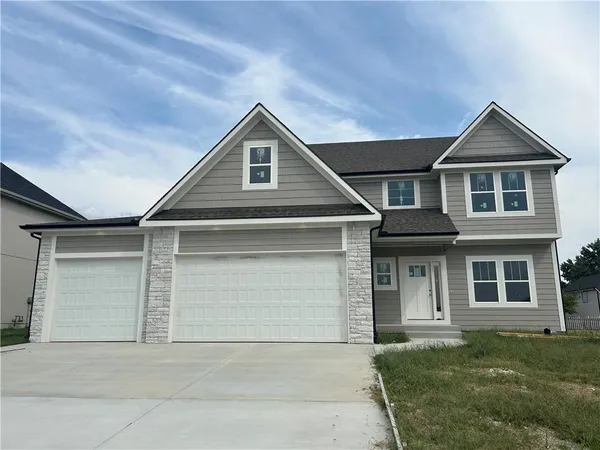 $519,900 | 2372 Northeast Colonnade Avenue, Blue Springs, MO 64029