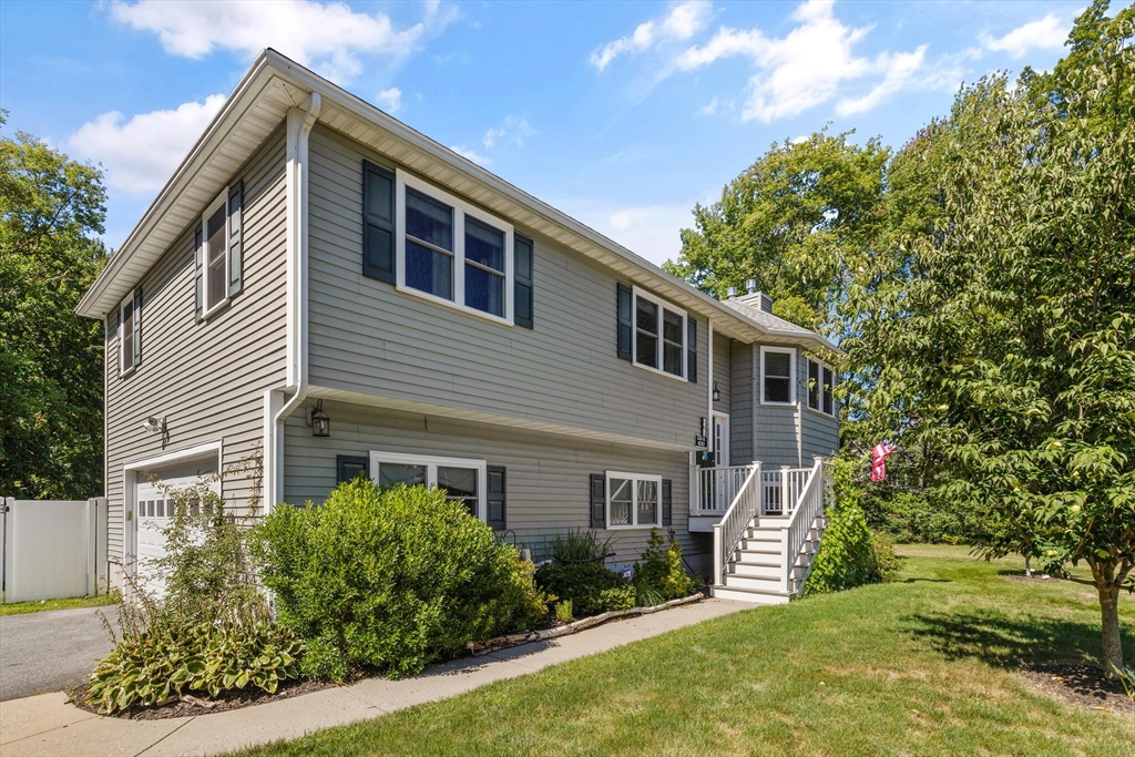 6 Ferry Road, Unit A Salisbury, MA 01952 - Photo 2 of 28 a front view of house with yard and green space