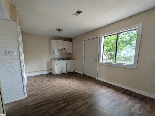 $160,000 | 802 Kings Court, Greenwood, SC 29646