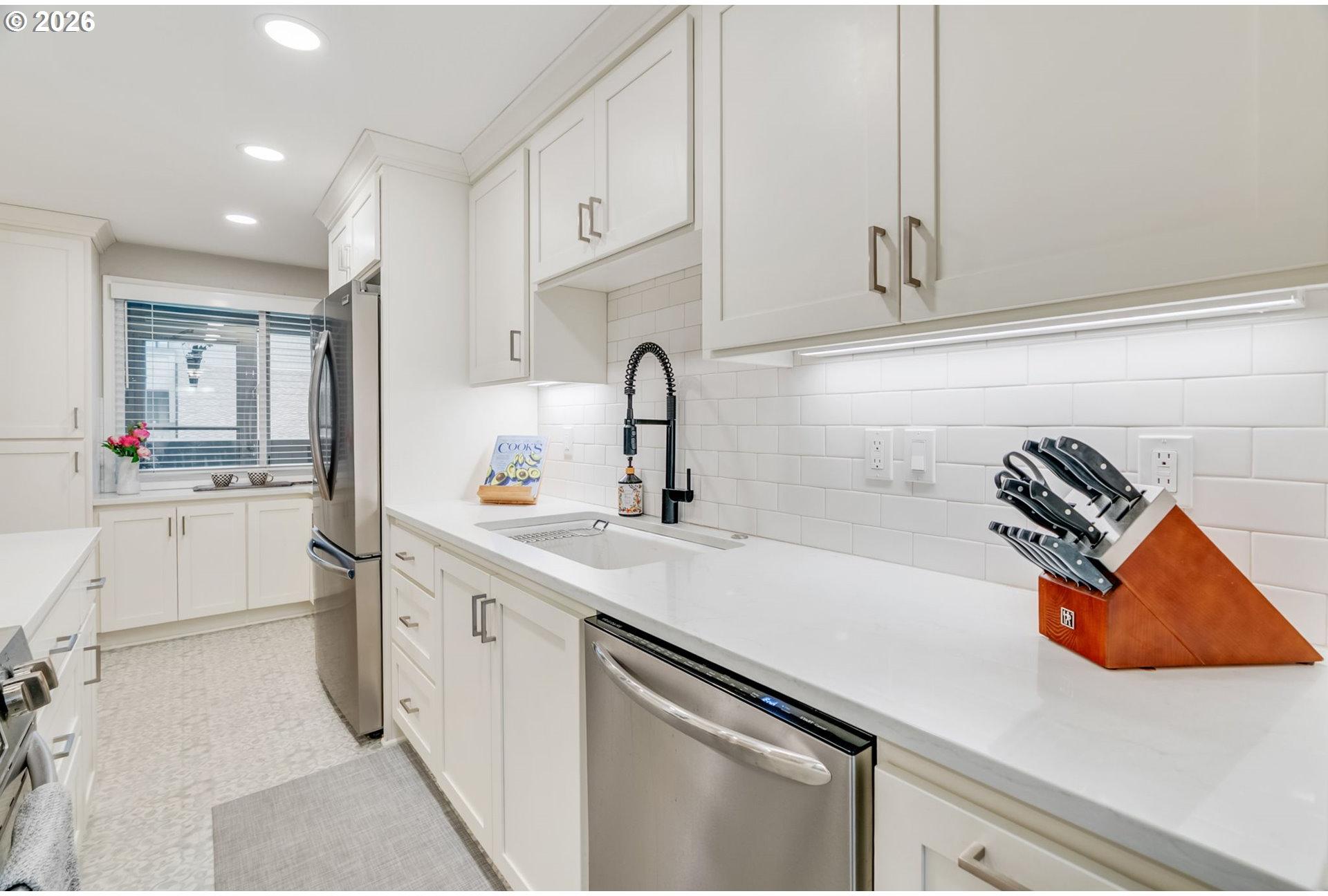 5624 South Riverside Lane, Unit 8 Portland, OR 97239 - Photo 9 of 41 Gallery Image 9