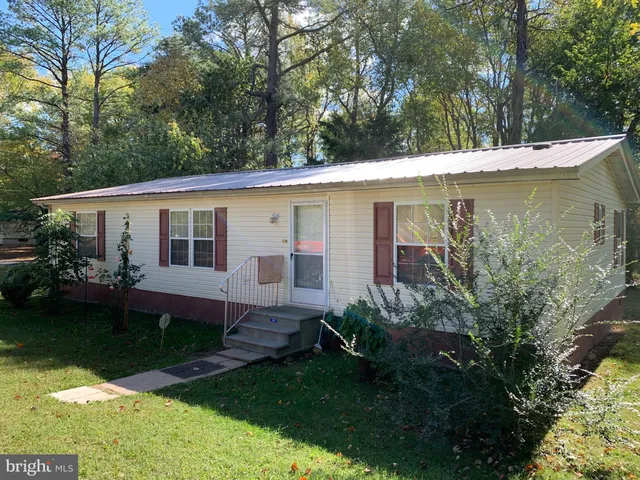 a view of a house with backyard and garden