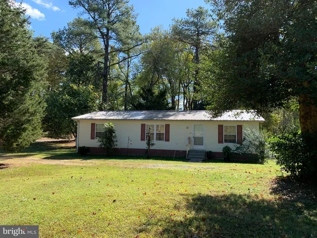 a view of back yard of the house