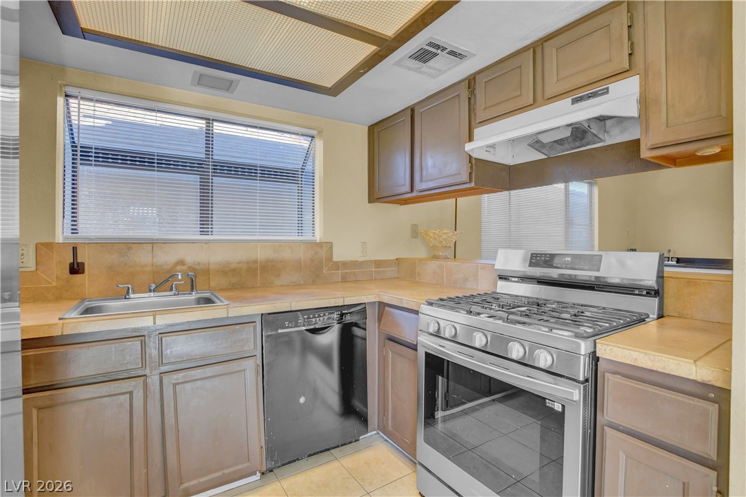6440 Hartwood Road Las Vegas, NV 89108 - Photo 20 of 59 Functional kitchen with ample counter space and essential appliances for everyday living.