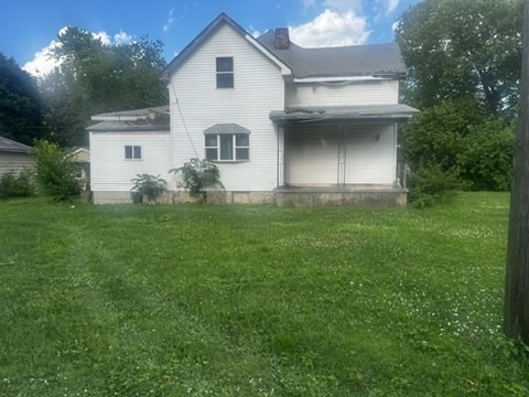702 East Washington Street Hoopeston, IL 60942 - Photo 1 of 3 a view of a white house with a big yard and large trees