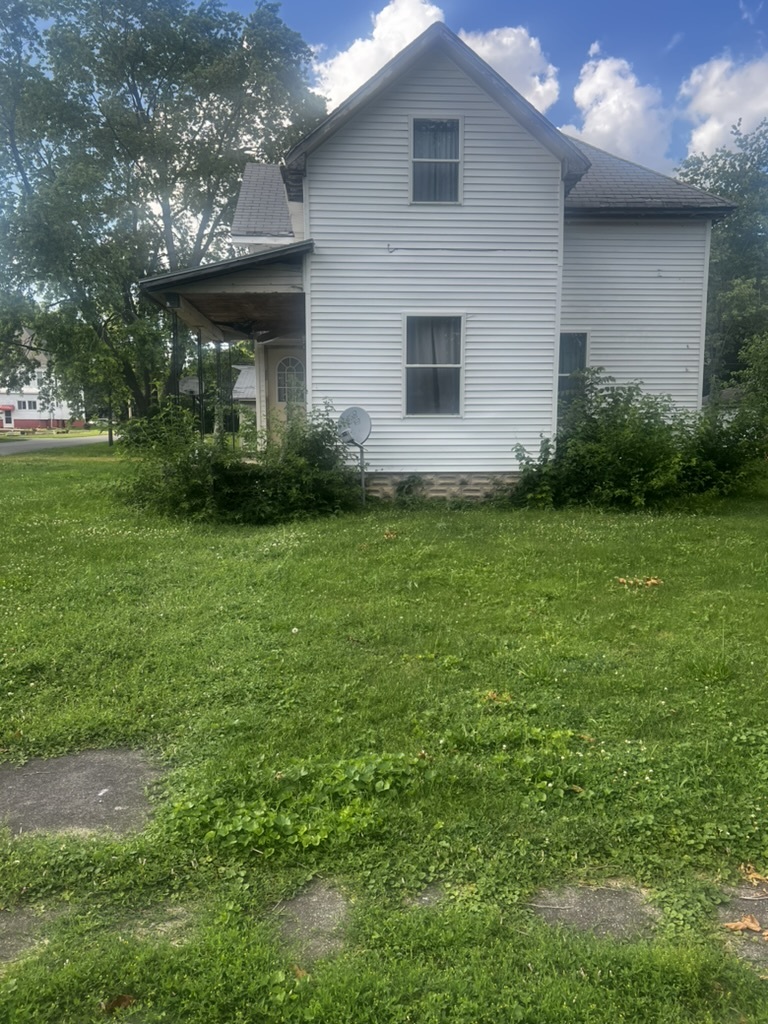 702 East Washington Street Hoopeston, IL 60942 - Photo 2 of 3 a view of a house with a backyard