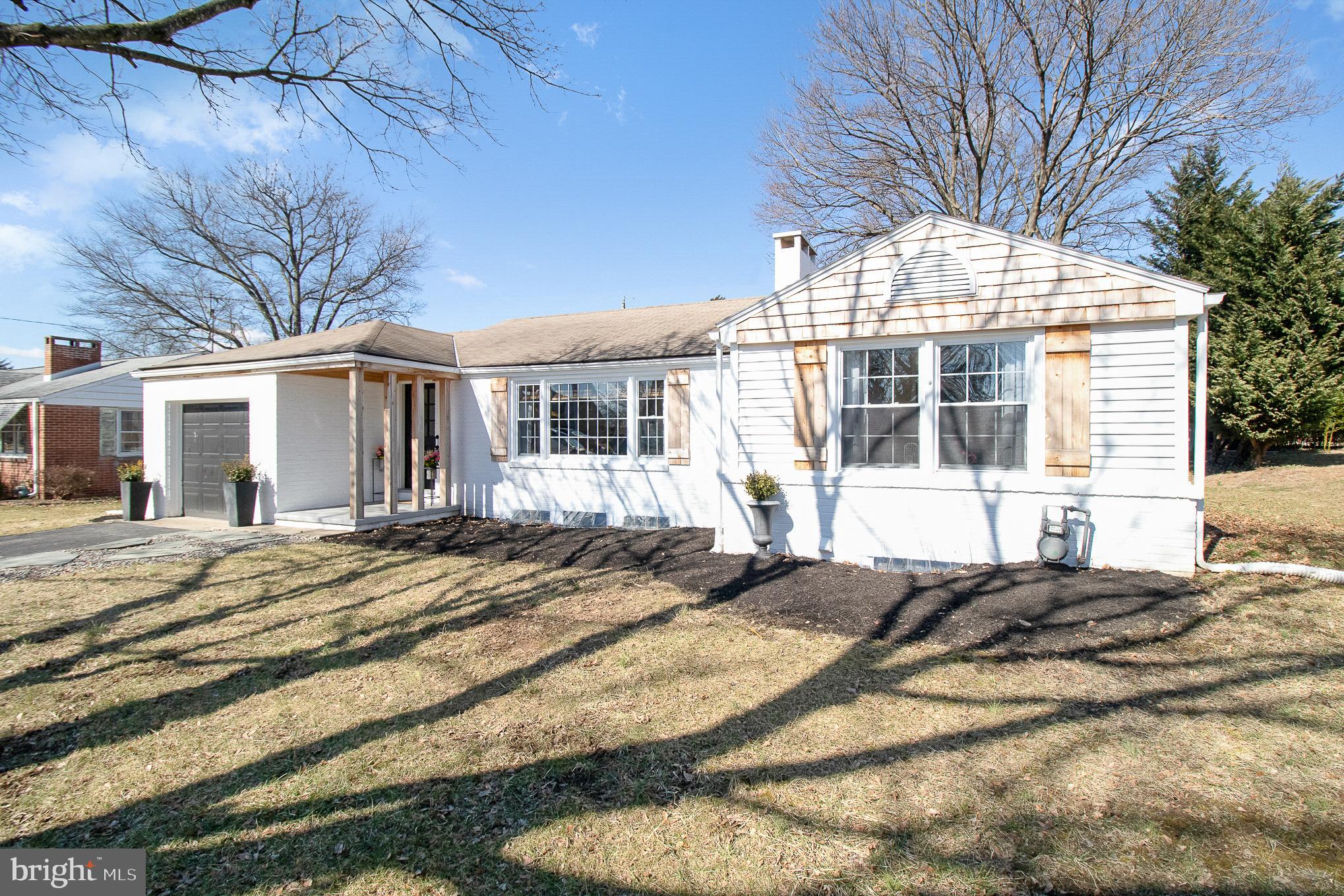 389 Edgehill Road York, PA 17403 - Photo 1 of 25