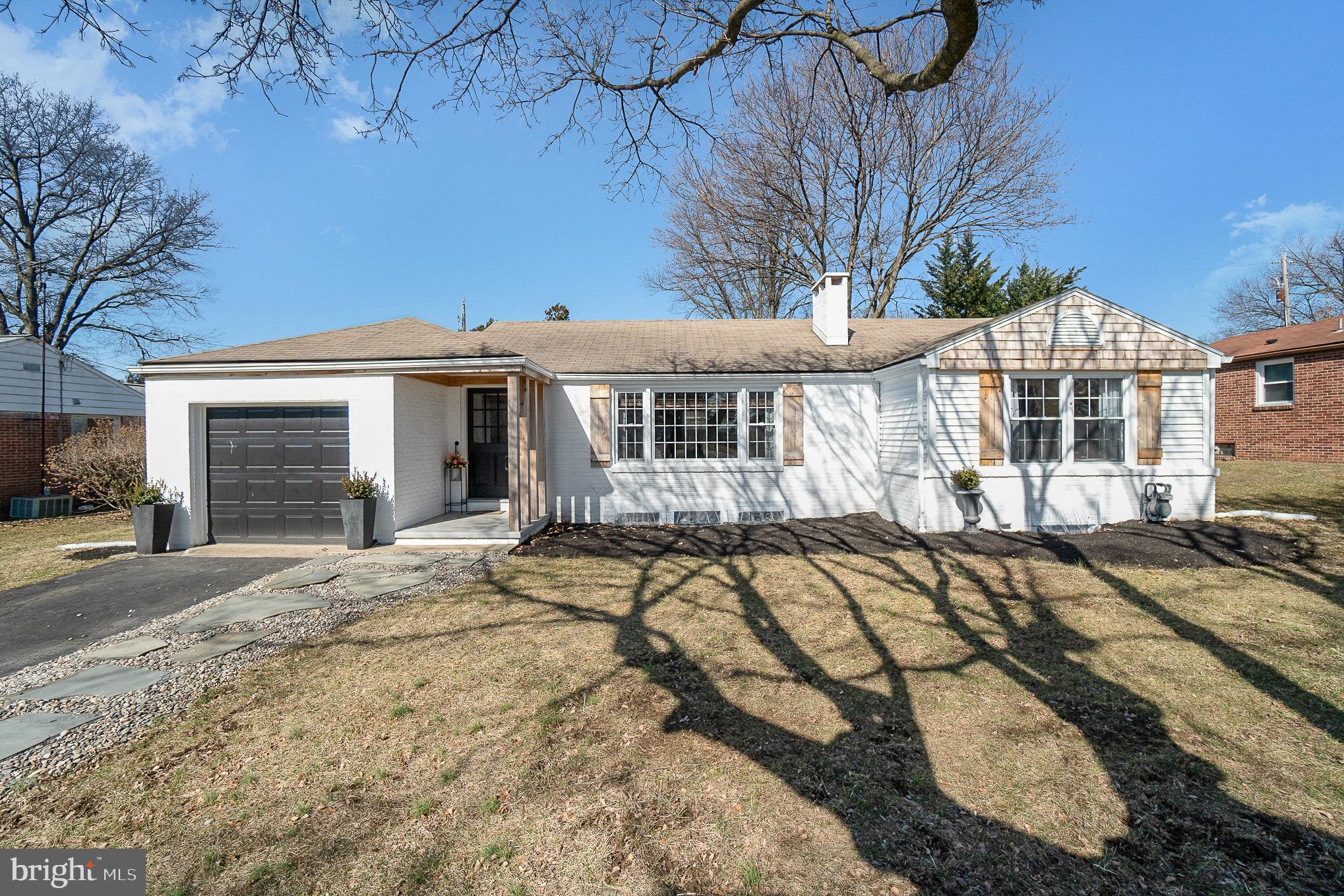 389 Edgehill Road York, PA 17403 - Photo 2 of 25