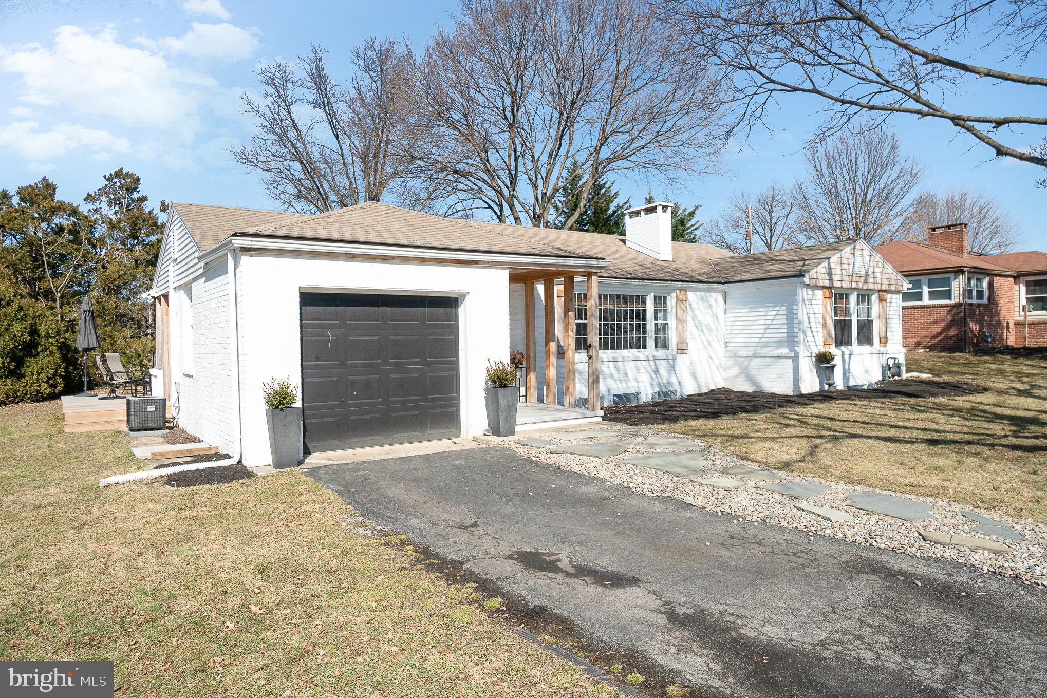 389 Edgehill Road York, PA 17403 - Photo 3 of 25